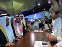 وزير التعليم العالي يستمع إلى ابتكار مرشح جامعة سلمان بن عبدالعزيز