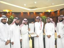 مدير ووكلاء جامعة سلمان بن عبدالعزيز يتسلمون التقرير السنوي لعمادة شؤون الطلاب